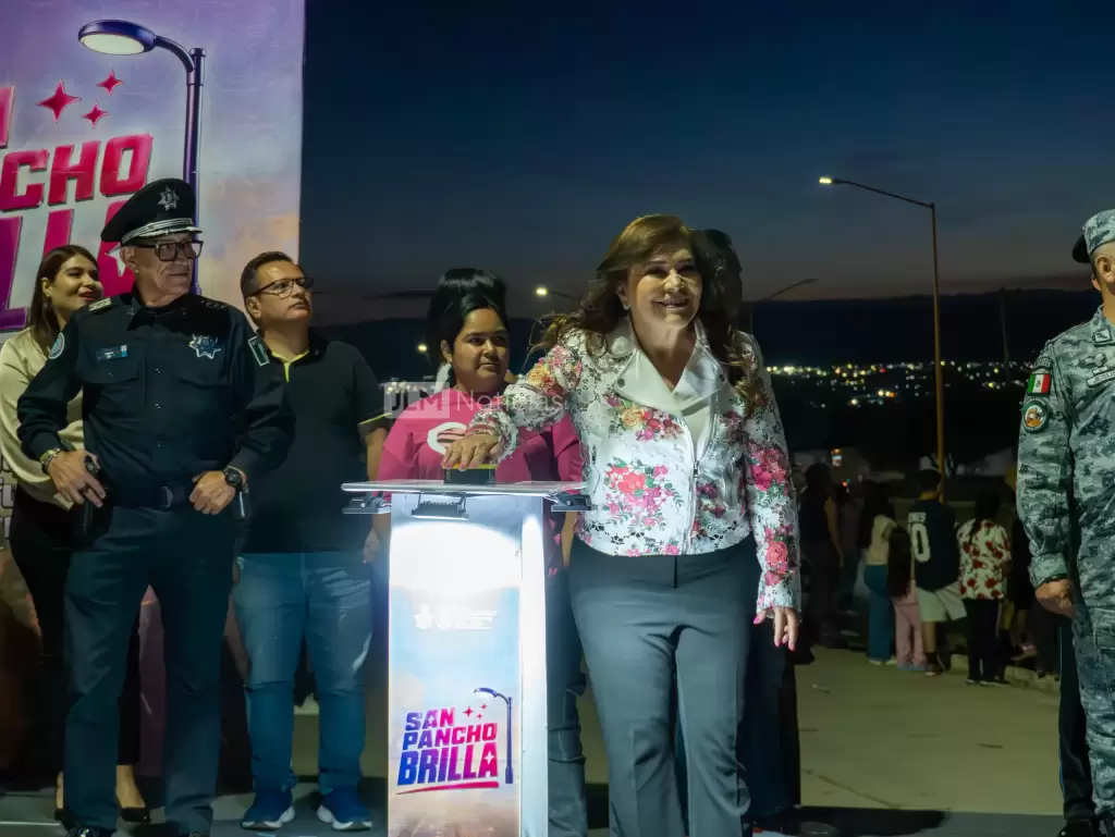 La alcaldesa Margarita Gallegos encendió el botón con el que se inauguraron las Luminarias, parte de la estrategia "San Pancho Brilla". Foto: JLMNoticias / Oliver Rivera.