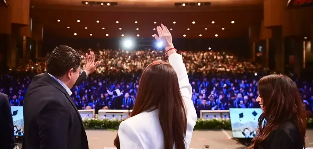 Tere Jiménez celebra graduación de 371 jóvenes del CECyTEA