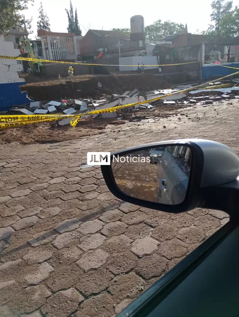 Daños a la calle tras las fuertes corrientes 