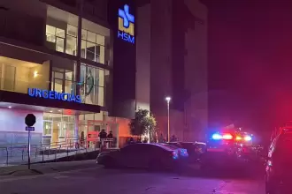 Lo asesinan y después abandonan su cuerpo frente al Hospital San Marcos