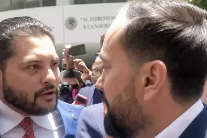 El momento que Arturo Ávila y Carlos Eduardo Gutiérrez Mancilla se hacen de palabras y casi llegan a una pelea. Foto: JLMNoticias / Especial / Captura de Pantalla.