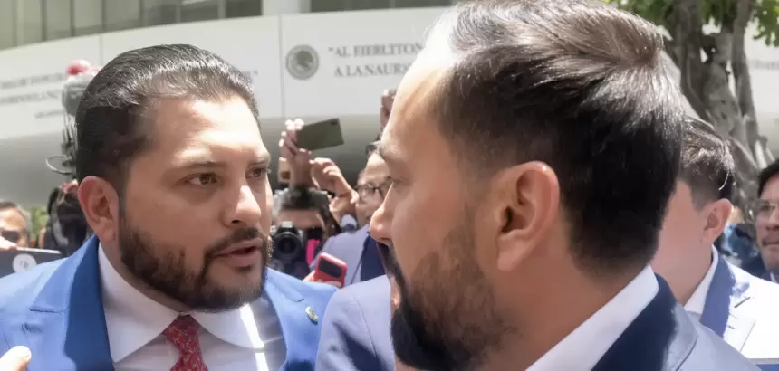 El momento que Arturo Ávila y Carlos Eduardo Gutiérrez Mancilla se hacen de palabras y casi llegan a una pelea. Foto: JLMNoticias / Especial / Captura de Pantalla.