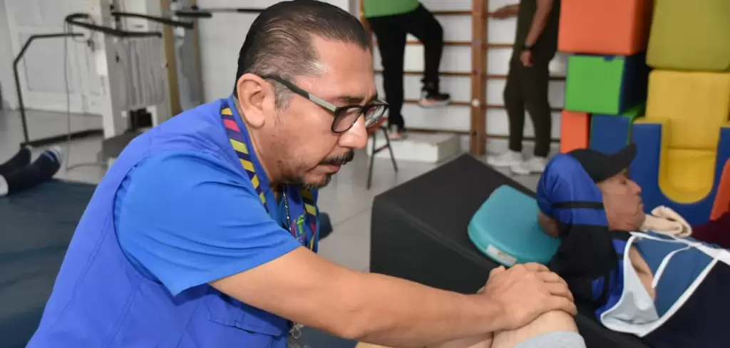 Arturo Reyes: 24 años transformando vidas mediante la terapia física en DIF Estatal Aguascalientes