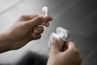 Audífonos a todo volumen- el hábito que puede dejar huella permanente en la audición