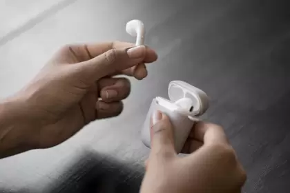 Audífonos a todo volumen- el hábito que puede dejar huella permanente en la audición