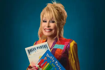 Dolly Parton en su proyecto Imagination Library. Parton falleció este martes a los 80 años. Foto: JLMNoticias / Especial / Imagination Library.