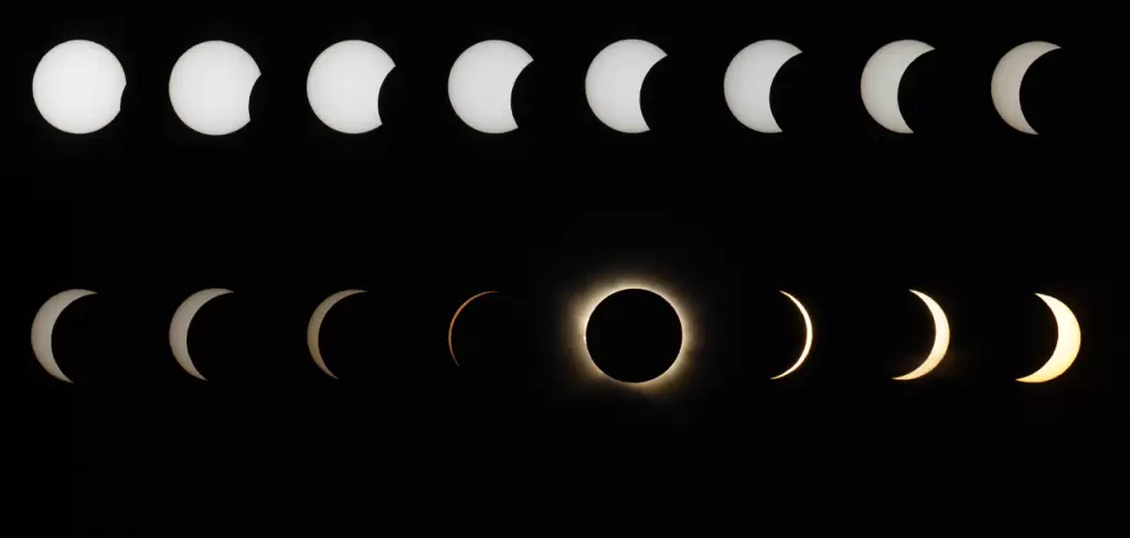 Fotomontaje creado a partir de los astros superpuestos en el momento del eclipse solar total en Corbera d’Ebre. Foto: JLMNoticias / EFE/ Marta Pérez.