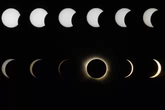 Fotomontaje creado a partir de los astros superpuestos en el momento del eclipse solar total en Corbera d’Ebre. Foto: JLMNoticias / EFE/ Marta Pérez.
