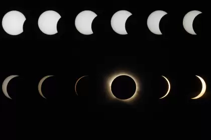 Fotomontaje creado a partir de los astros superpuestos en el momento del eclipse solar total en Corbera d’Ebre. Foto: JLMNoticias / EFE/ Marta Pérez.
