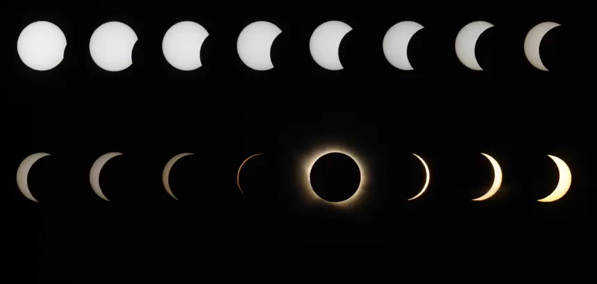 Fotomontaje creado a partir de los astros superpuestos en el momento del eclipse solar total en Corbera d’Ebre. Foto: JLMNoticias / EFE/ Marta Pérez.