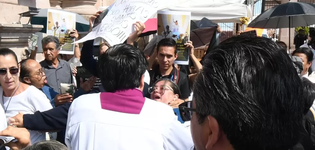 Exigen al padre Porfirio aclarar su caso y frenar ataques contra el Obispo de Aguascalientes