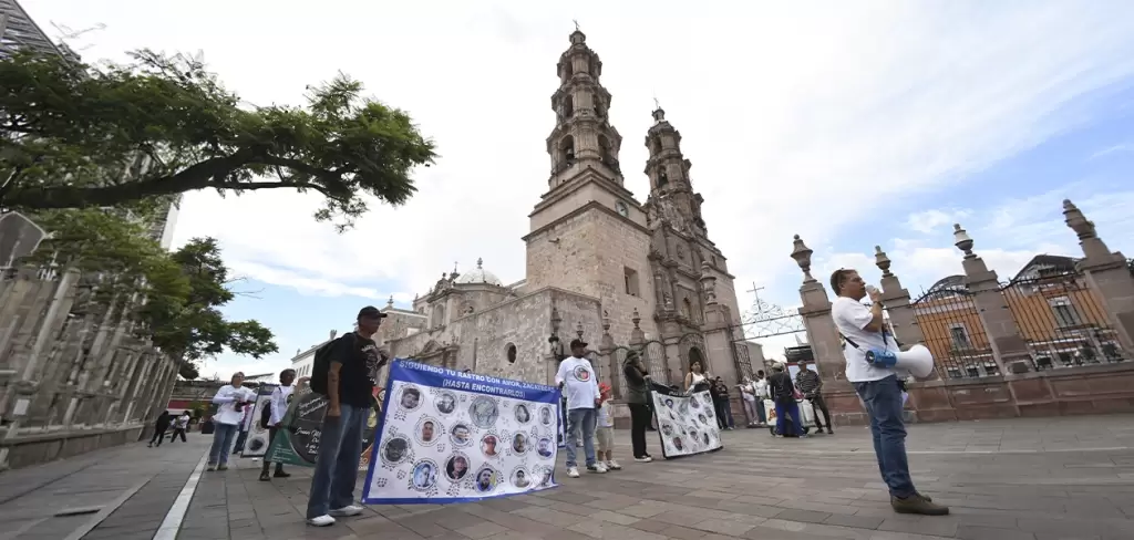 Familias de desaparecidos irrumpen en Palacio de Gobierno y exigen justicia en Aguascalientes1