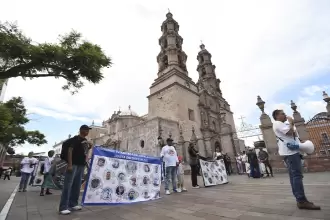 Familias de desaparecidos irrumpen en Palacio de Gobierno y exigen justicia en Aguascalientes1