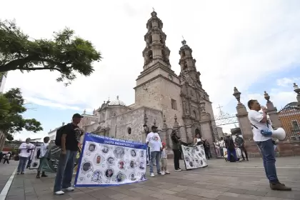 Familias de desaparecidos irrumpen en Palacio de Gobierno y exigen justicia en Aguascalientes1