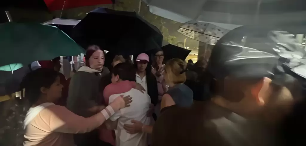 La familia de Felipe Lomelí se abraza tras el término de la continuación de la audiencia inicial, donde la jueza determinó su vinculación a proceso. Foto: JLMNoticias / Salvador Ramírez.