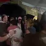 La familia de Felipe Lomelí se abraza tras el término de la continuación de la audiencia inicial, donde la jueza determinó su vinculación a proceso. Foto: JLMNoticias / Salvador Ramírez.