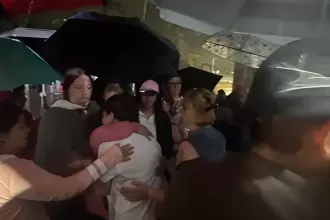 La familia de Felipe Lomelí se abraza tras el término de la continuación de la audiencia inicial, donde la jueza determinó su vinculación a proceso. Foto: JLMNoticias / Salvador Ramírez.