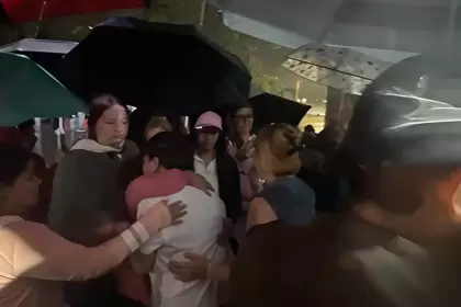 La familia de Felipe Lomelí se abraza tras el término de la continuación de la audiencia inicial, donde la jueza determinó su vinculación a proceso. Foto: JLMNoticias / Salvador Ramírez.