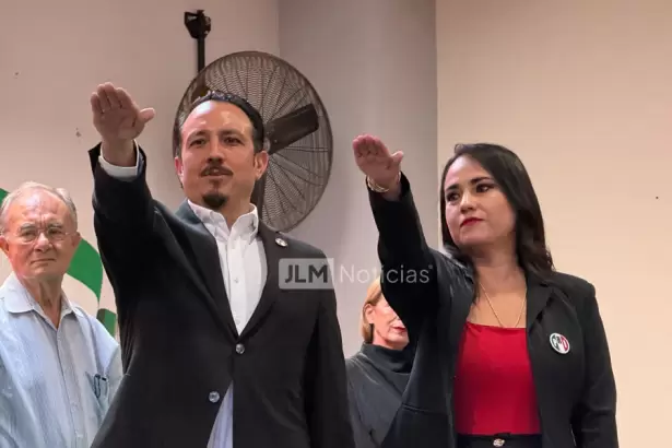 Kendor Macías y Edith Reyes, rindiendo protesta a la dirigencia estatal del PRI Aguascalientes. Foto: JLMNoticias / Eddylberto Luévano.