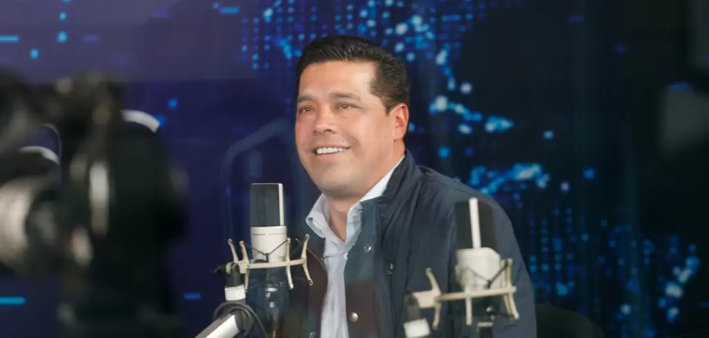 El alcalde de Aguascalientes, Leo Montañez, en el estudio de JLMNoticias. El presidente municipal promete entregar un mejor servicio de agua del que recibió; “Les doy mi palabra". Foto: JLMnoticias / Sala Prensa Ags.