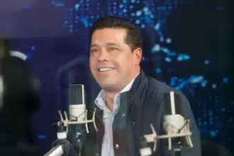 El alcalde de Aguascalientes, Leo Montañez, en el estudio de JLMNoticias. El presidente municipal promete entregar un mejor servicio de agua del que recibió; “Les doy mi palabra". Foto: JLMnoticias / Sala Prensa Ags.