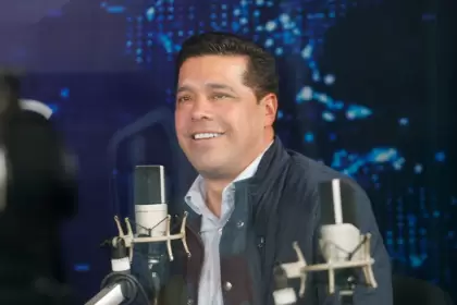 El alcalde de Aguascalientes, Leo Montañez, en el estudio de JLMNoticias. El presidente municipal promete entregar un mejor servicio de agua del que recibió; “Les doy mi palabra". Foto: JLMnoticias / Sala Prensa Ags.