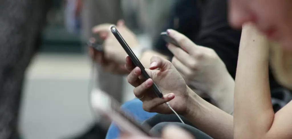 Imagen ilustrativa del uso cotidiano del celular. En JLMNoticias te explicamos cómo reactivar una línea celular suspendida. Foto: JLMNoticias / Especial / Unsplash.