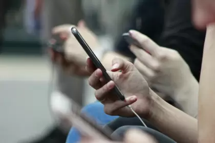 Imagen ilustrativa del uso cotidiano del celular. En JLMNoticias te explicamos cómo reactivar una línea celular suspendida. Foto: JLMNoticias / Especial / Unsplash.
