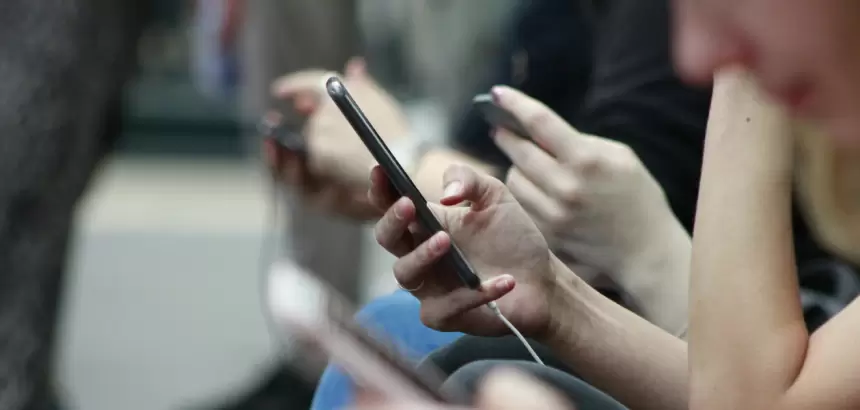 Imagen ilustrativa del uso cotidiano del celular. En JLMNoticias te explicamos cómo reactivar una línea celular suspendida. Foto: JLMNoticias / Especial / Unsplash.