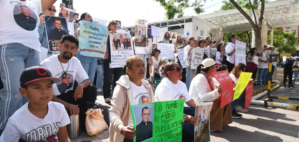 Protestan frente a Catedral y exigen explicaciones por la dimisión del padre Porfirio Galindo