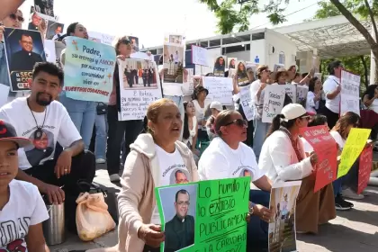 Protestan frente a Catedral y exigen explicaciones por la dimisión del padre Porfirio Galindo