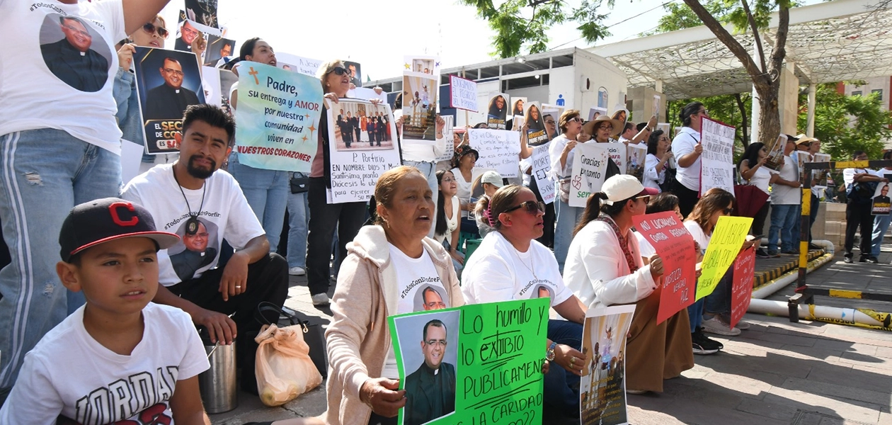 Protestan frente a Catedral y exigen explicaciones por la dimisión del padre Porfirio Galindo