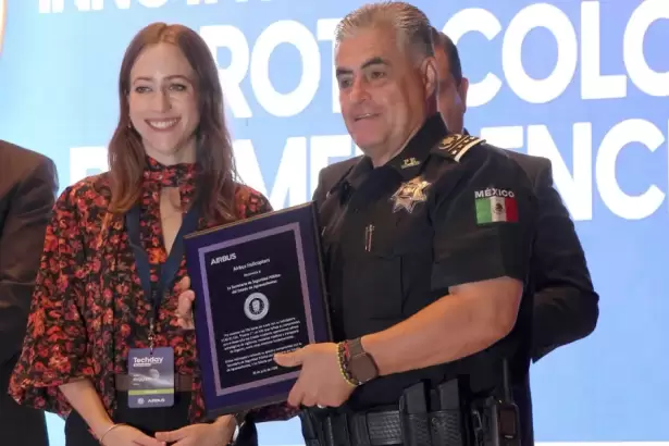 Reconocen a Martínez Romo por el helicóptero Fuerza Uno