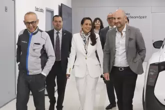 Tere Jiménez e Iván Espinosa, CEO global de Nissan, reafirman alianza en Aguascalientes