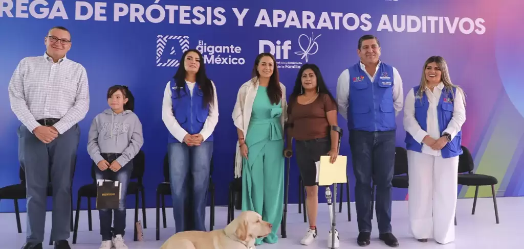 Tere Jiménez entrega prótesis y aparatos auditivos a más de 200 personas en Aguascalientes