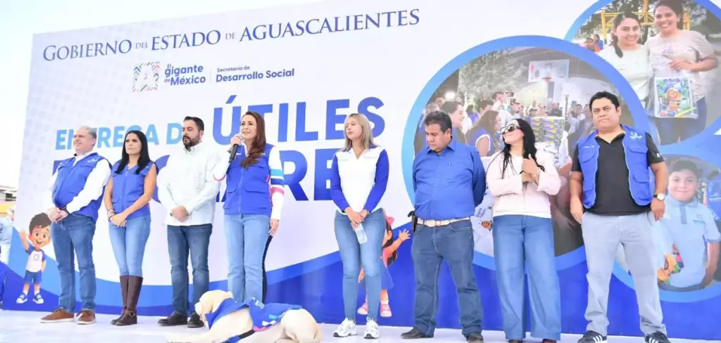 Tere Jiménez entrega útiles escolares en Cosío y Rincón de Romos