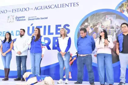 Tere Jiménez entrega útiles escolares en Cosío y Rincón de Romos