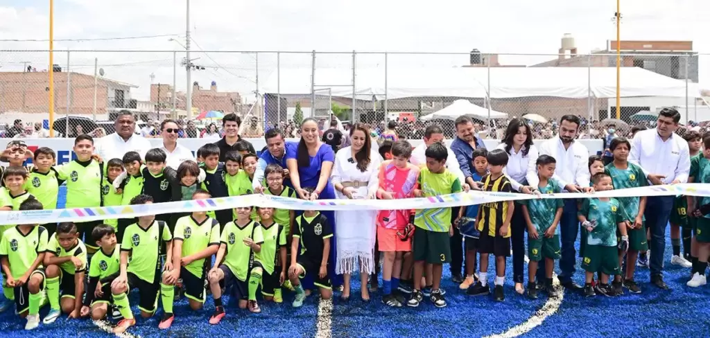 Tere Jiménez inaugura cancha en Pabellón de Arteaga