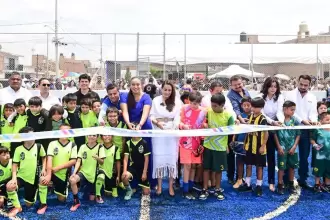 Tere Jiménez inaugura cancha en Pabellón de Arteaga
