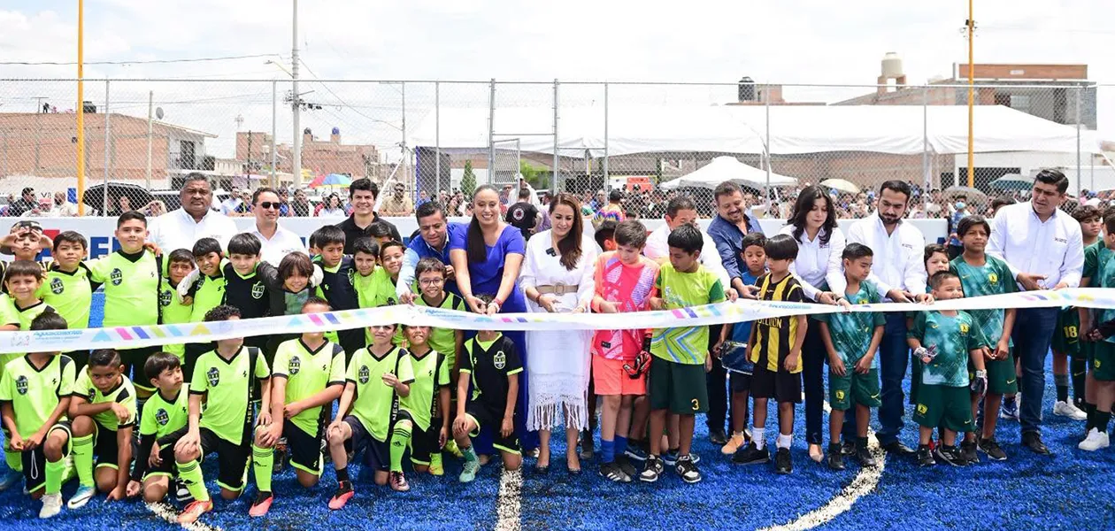 Tere Jiménez inaugura cancha en Pabellón de Arteaga
