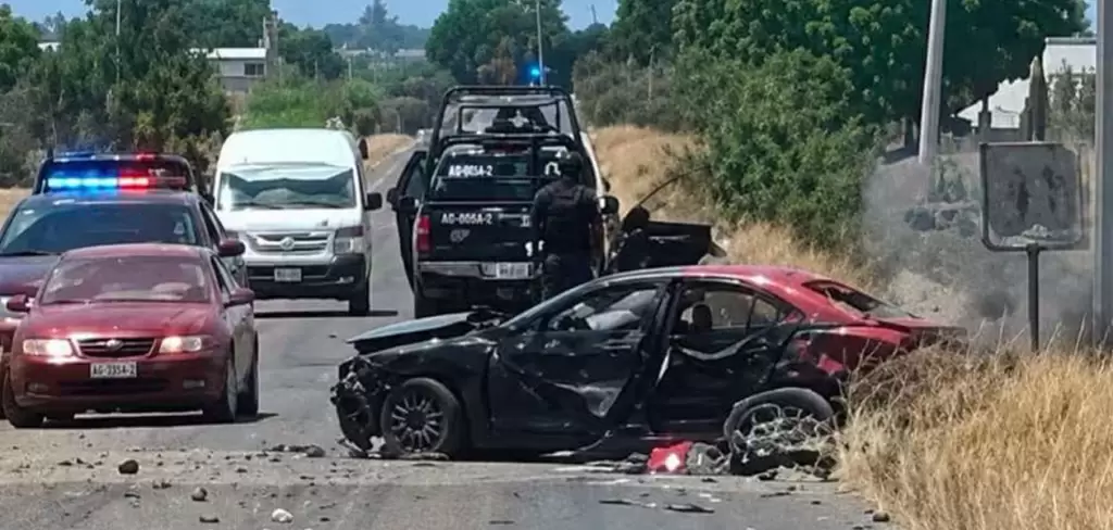Imágenes de cómo fueron atacados los policías en Villa García, Zacatecas, en la frontera con Aguascalientes. Foto: JLMnoticias / Especial.