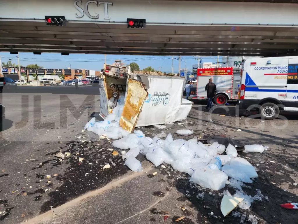 Volcadura en megacarambola de la 70 Oriente