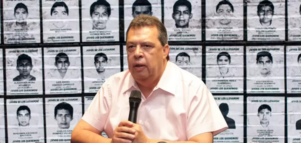 Detienen a Ángel Aguirre por caso de los 43 normalistas de Ayotzinapa