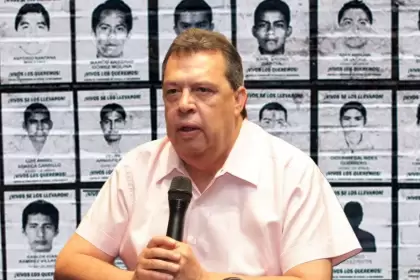 Detienen a Ángel Aguirre por caso de los 43 normalistas de Ayotzinapa