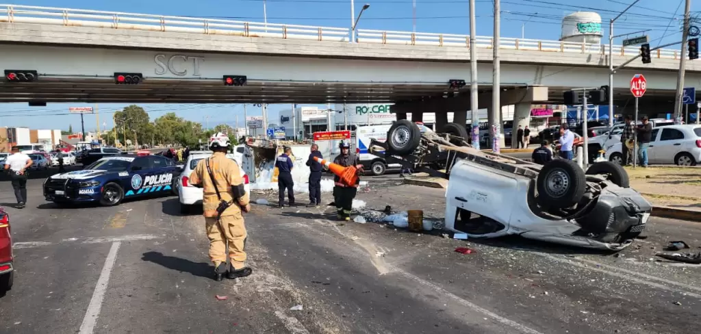Accidente Vial: Tráiler se queda sin frenos y causa megacarambola; hay 16 lesionados