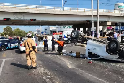 Accidente Vial: Tráiler se queda sin frenos y causa megacarambola; hay 16 lesionados