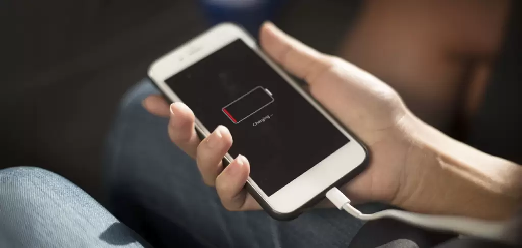 ¿Dejar el celular cargando toda la noche daña la batería? Esto es lo que debes saber