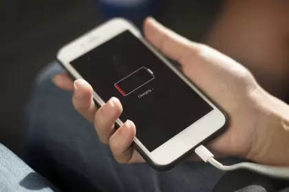 ¿Dejar el celular cargando toda la noche daña la batería? Esto es lo que debes saber