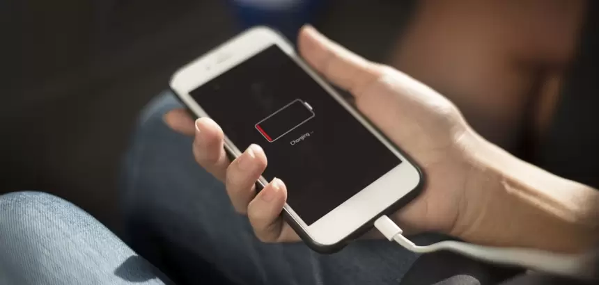 ¿Dejar el celular cargando toda la noche daña la batería? Esto es lo que debes saber