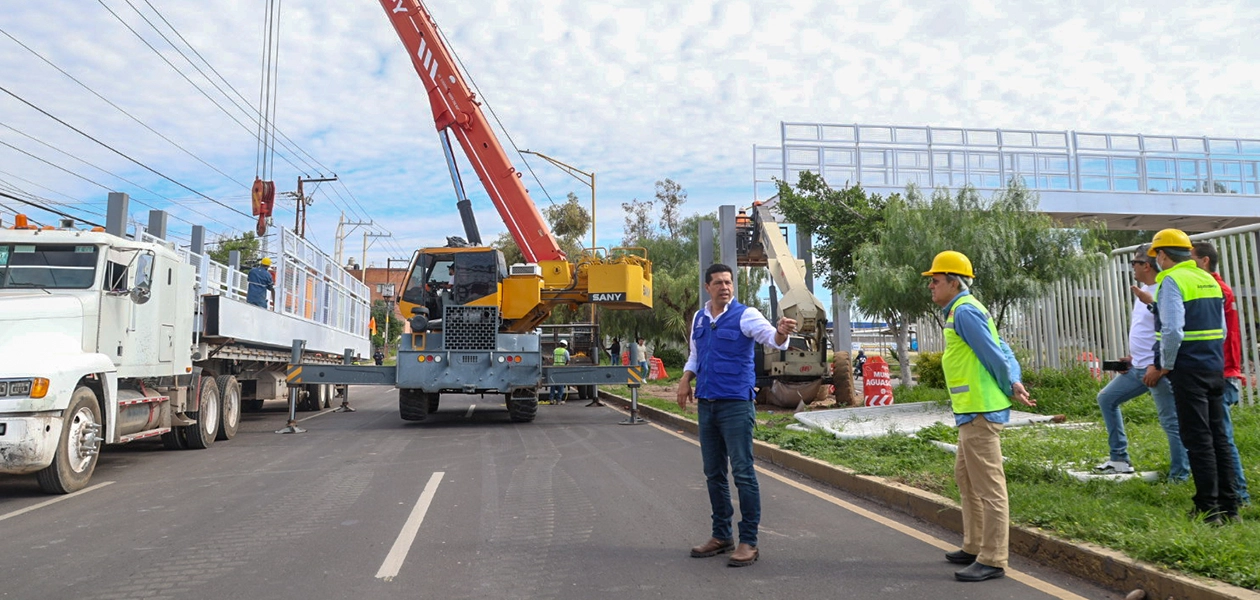 Avanza puente peatonal en Pirules colocan nueva seccion sobre avenida Aguascalientes
